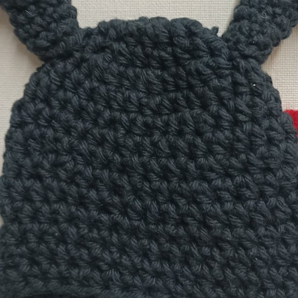 Baby knitted lady bug hat, with red flower - Picture 4 of 5